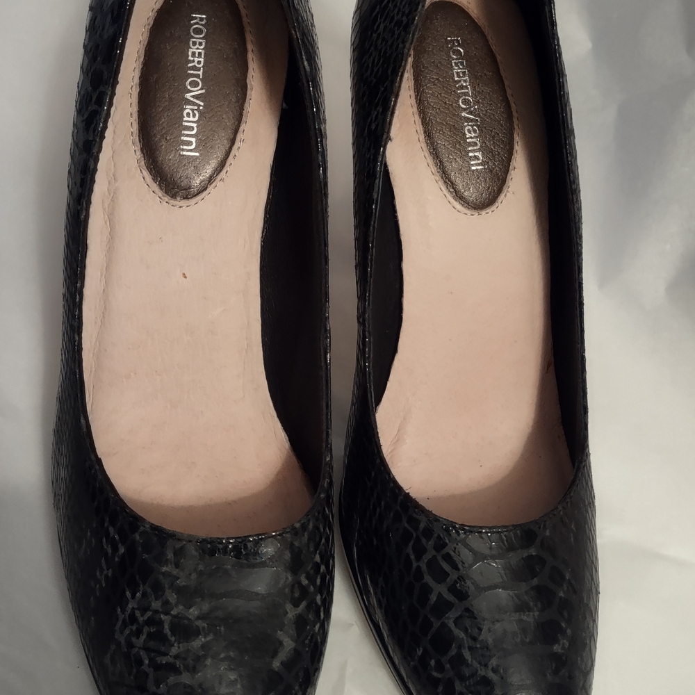 Chic Black Patterned Heels - Picture 2 of 5